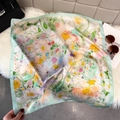 Vierkante zijden sjaal met bloemen aquarelprint en een elegante mintgroene rand - 65x65cm / Smaragdgroen