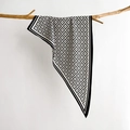 Minimalistisches Seidenschal mit schwarz-weißem geometrischem Muster auf Holzzweig - Schwarz (SJ-35)