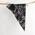 Foulard rétro à motif cachemire noir et blanc drapé sur une branche en bois naturel - Noir