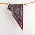 Vintage-Seidenschal mit Paisley-Muster in Dunkelblau und Rot an einem Ast - Rot