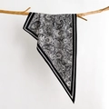 Vintage-Seidenschal mit Paisleymuster in Schwarz-Weiß an einem Holzast hängend - Schwarz