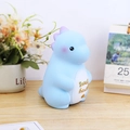 Hellblaues Dinosaurier-Sparschwein mit goldenem Sweet Heart Text und lila Rückendetails - Milchiges Blau