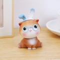 Chat orange mignon décoratif pour voiture avec lunettes bleues et oreilles de lapin - Style Chat Assis Orange Tête Branlante (14A)