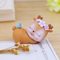 Schattig hars hert figuurtje met blauwe vogel voor auto en bureau decoratie in warme tint - Bruin Mini Stijl 10C