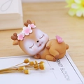 Schattig slapend bruin hertenbeeldje met roze kersenbloesems op houten bureau - Bruin Mini Stijl 10D