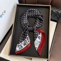 Sciarpa in seta di gelso 100% con pois e motivo paisley esposta su un vassoio di lusso - 65*65cm / Nero