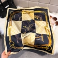 Luxe vierkante zijden sjaal met kettingprint op wit bont met een stijlvolle handtas - Zwart / 65*65cm
