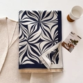 Detail van marineblauwe en crème gebreide sjaal met jacquardpatroon en franjes - Donkerblauw