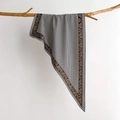 Schal mit Retro-Paisley und Hahnentritt-Muster, elegant an einem Ast drapiert - Schwarz