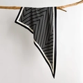 Minimalistisches Seidentuch mit schwarz-weißem Muster an einem Holzzweig drapiert - Schwarz Geometrischer Streifen (SJ-17-Schwarz)