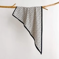Schwarz-weißes Seidentuch mit Paisley-Muster an einem Ast für minimalistischen Stil - 88*136*64cm / Weiß