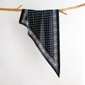 Vintage-Dreieckstuch in Dunkelblau mit weißem Boho-Muster an einem Holzast aufgehängt - 88*136*64cm / Tiefblau (SJ-23)