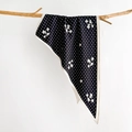 Retro Seidenschal in Schwarz mit weißen Punkten und Blumenmuster an einem Holzast hängend - Schwarz