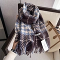 Dettaglio ravvicinato della sciarpa pied-de-poule con frange su sedia di legno - Pied de Poule Spliced Caffè Blu (HYR-14) / 65*200cm