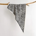 Eleganter Seidenschal mit Leopardenmuster in Schwarz-Weiß und glatter Satin-Textur am Zweig - Weißes Leopardenmuster (SJ-13)