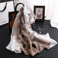 Élégante écharpe en soie légère avec motifs floraux dégradés blanc et beige - Marron & Blanc