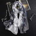 Écharpe élégante en soie dégradé gris et blanc avec broderie florale 3D et franges chic - Gris Foncé + Blanc