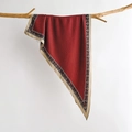 Elegante foulard in seta rosso scuro con stampa geometrica e bordi beige naturali - Rosso Scuro (SJ-10)