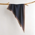 Elegante sciarpa in seta con stampa geometrica blu navy su un supporto di legno - Nero (SJ-10)