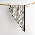 Elegante zijden sjaal met bloemenprint en vogelmotieven gedrapeerd over een houten tak - 88*136*64cm / SJ-37-Wit