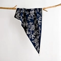 Marineblauwe zijden sjaal met bloemen- en vogelprint aan een houten takje - 88*136*64cm / SJ-37-Diepblauw