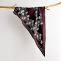 Detail van zijden sjaal met bloemmotieven op houten tak in donker bordeauxrood - 88*136*64cm / Donkerrood