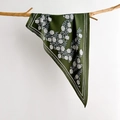 Elegante donkergroene zijden sjaal met bloemenprint hangend aan een tak - 88*136*64cm / Donkergroen