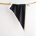 Sciarpa di seta a pois blu scuro con bordi crema drappeggiata su un ramo di legno - Nero (SJ-25-Nero)