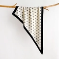 Sciarpa in seta a pois con bordo nero drappeggiata su un ramo naturale - Bianco (SJ-25-Bianco)
