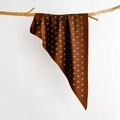 Dettaglio di sciarpa in seta a pois verdi su tessuto marrone drappeggiato su un ramo - Marrone Caramello (SJ-25-Marrone Caramello)