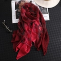 Écharpe élégante en soie rouge avec broderie florale 3D et texture translucide - Rouge Vin + Pêche