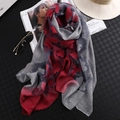 Écharpe élégante en soie dégradé gris et rouge foncé avec broderie florale détaillée - Rouge et Gris