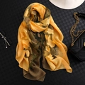 Écharpe élégante en soie dorée avec broderie florale et texture légère dégradée - Café Clair + Jaune