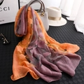 Élégant foulard en soie orange et magenta avec texture florale brodée en 3D - Violet Poudré + Jaune Orangé