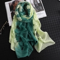 Écharpe longue élégante dégradé vert avec broderie florale 3D et franges - Vert Eau + Vert Foncé
