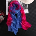 Élégant châle brodé de fleurs avec dégradé du bleu profond au rose fuchsia - Rose Rouge + Bleu