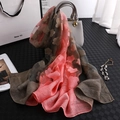 Élégant foulard en soie dégradé gris-rose avec broderie florale 3D sur tissu organza - Café + Rose