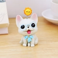 Figura de bulldog francés blanco con gafas azules y girasol sobre mesa de madera - Bulldog Francés Blanco (2I LUCK Mascota White Frenchie)