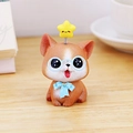 Figura de perro de peluche con gafas y lazo azul sobre escritorio de madera - Corgi Marrón Amarillo (2J LUCK Mascota Corgi)