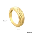 Detalle de textura ondulada de 5,6mm y acabado chapado en oro de 18k en anillo de acero - US 6 / Estilo de Textura de Onda (RI167206-8G)
