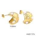 Dettaglio orecchini a cerchio a C placcati oro 18k con perle e texture martellata - Orecchini Spessi a C con Trama Martellata e Perla (EA5C4301G)