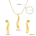 Conjunto de joyas doradas minimalistas con medidas detalladas en fondo blanco - Dorado (SE258301G)