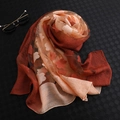 Écharpe élégante en soie dégradé rouge brique et rose avec broderie florale - Caramel + Beige