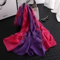 Écharpe longue dégradée magenta et violet foncé avec un design texturé floral en 3D - Violet + Rouge Rose