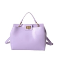 Elegante borsa lilla con chiusura a rotazione dorata e tracolla regolabile trendy - Viola