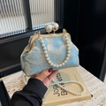 Sac à main en soie bleue à fleurs avec fermoir perle et bandoulière chaîne pour soirée - Bleu