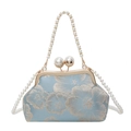 Borsa da sera in jacquard blu con tracolla di perle e chiusura floreale oro - Blu