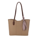 Große beige Tragetasche mit dunkelbraunen Henkeln und rot-kariertem Schaldetail - Khaki
