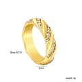 Detailansicht eines 5mm 18k vergoldeten Edelstahlrings mit mikrogefassten Zirkonsteinen - US 6 / Gold Schrägrille Breit-Weißer Zirkonia (RI1686A6-8G)