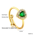 Vue macro d'une bague coeur ajustable plaquée or avec pierre vert émeraude et cristaux - Bague réglable en forme de cœur halo (RI142701G)